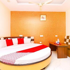 Oyo Flagship 5375 Hotel White House